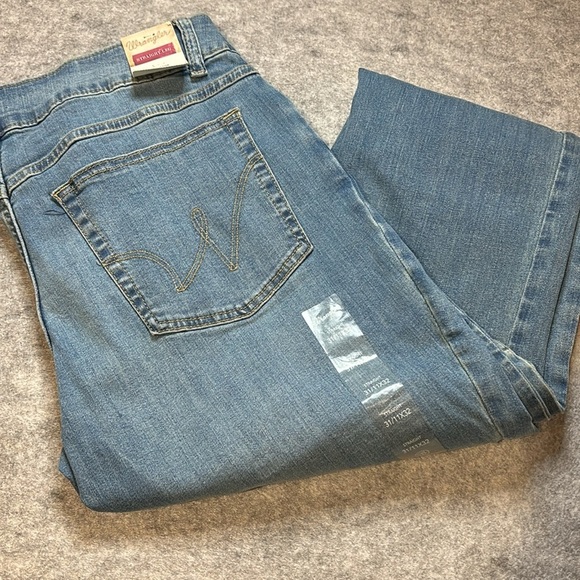 🤠Wrangler Ladies’ NWT Straight-Leg Western Jeans – Light Wash Perfection! 🤠- Picture 16 of 16